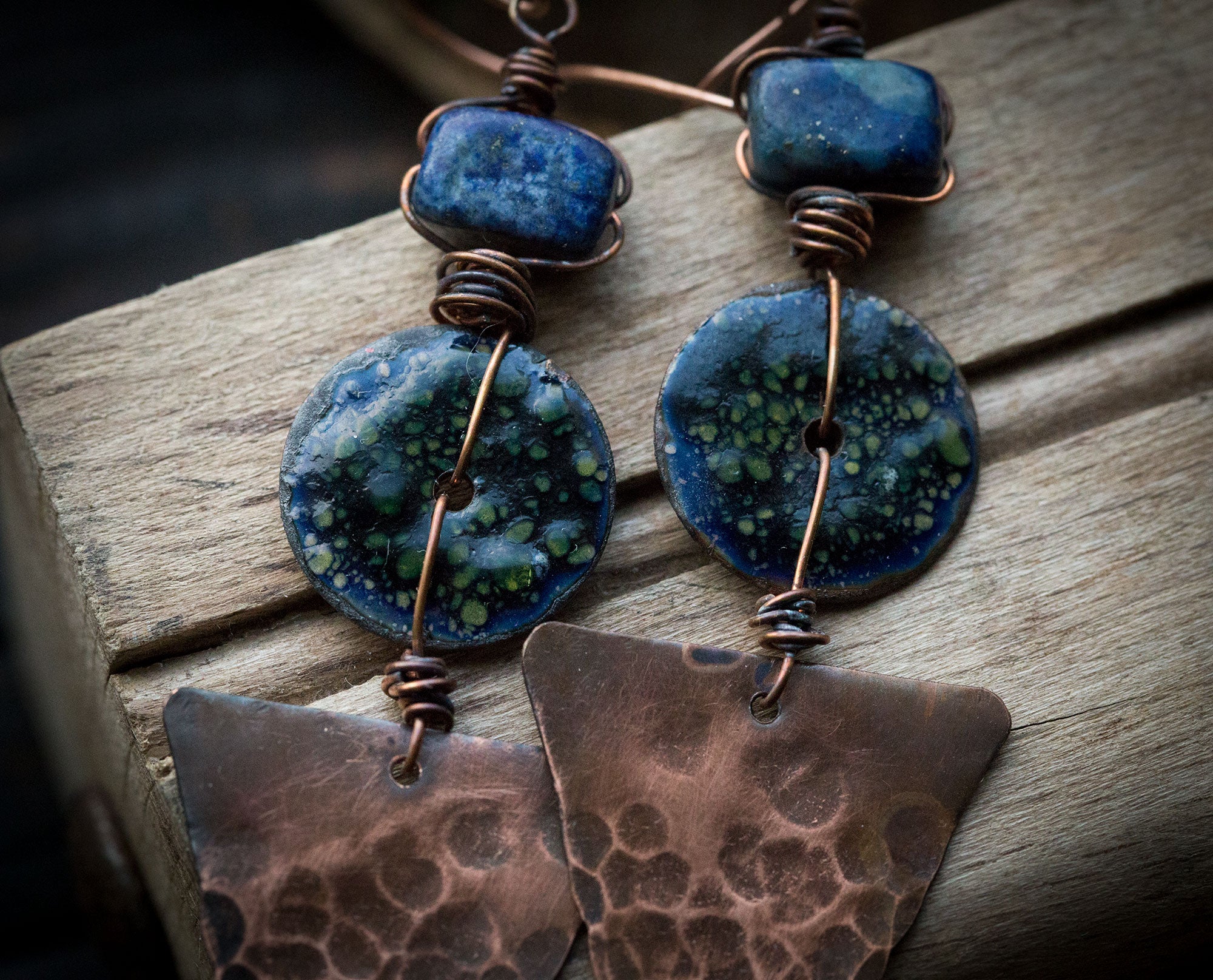 Etniczne miedziane kolczyki trójkąty z granatową emalią i lapis lazuli