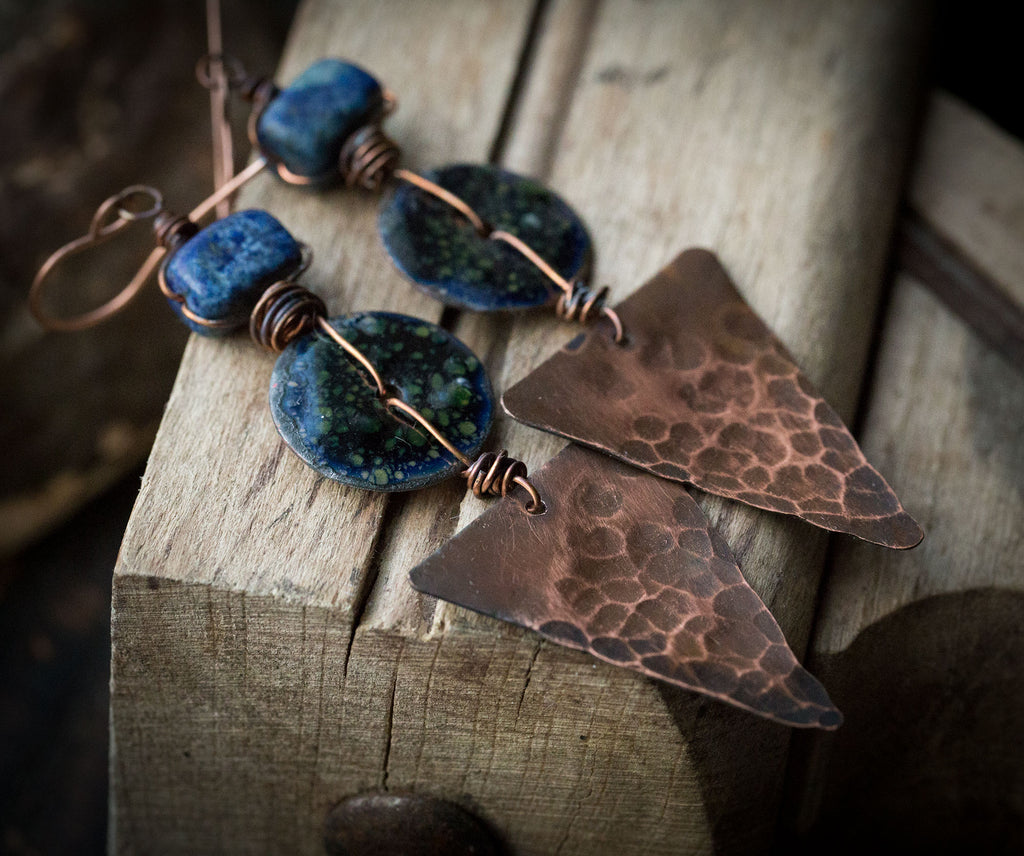 Etniczne miedziane kolczyki trójkąty z granatową emalią i lapis lazuli