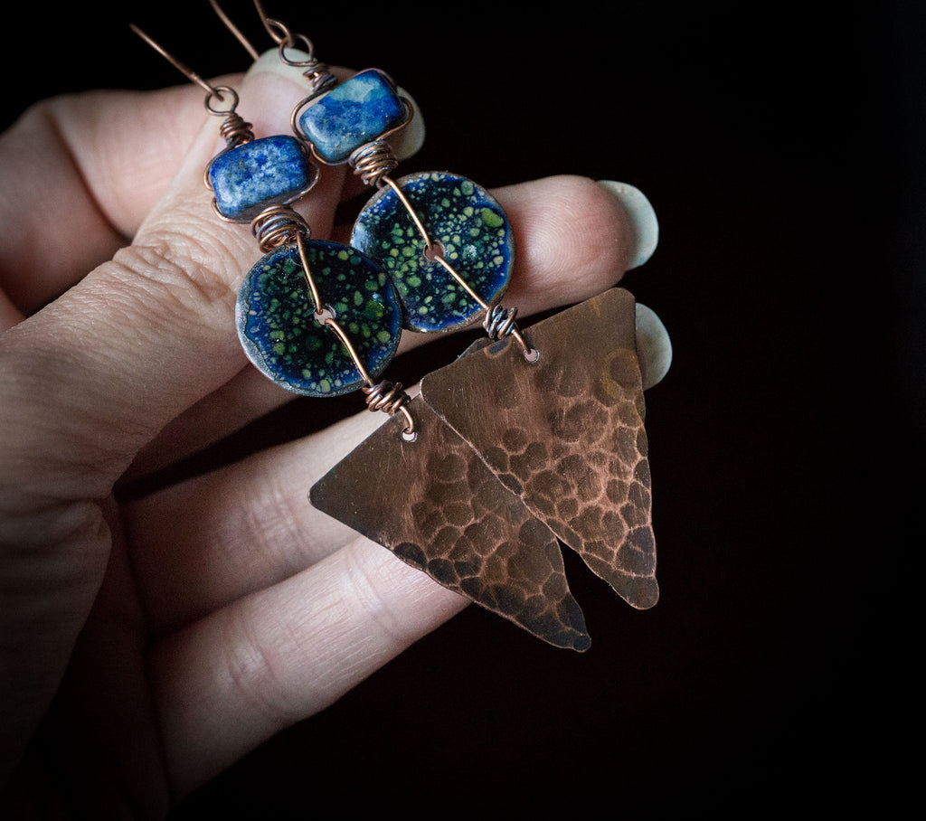 Etniczne miedziane kolczyki trójkąty z granatową emalią i lapis lazuli