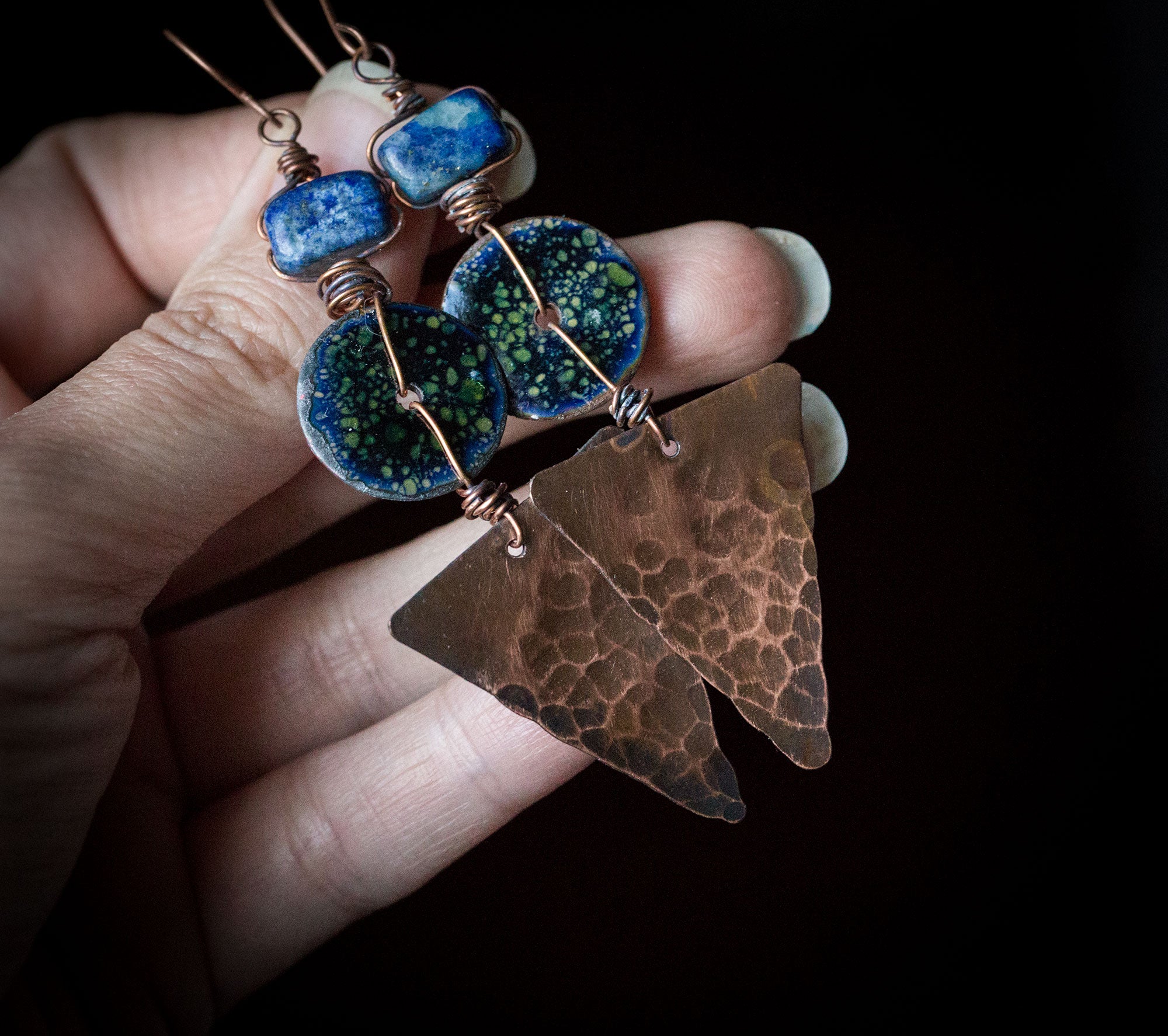 Etniczne miedziane kolczyki trójkąty z granatową emalią i lapis lazuli