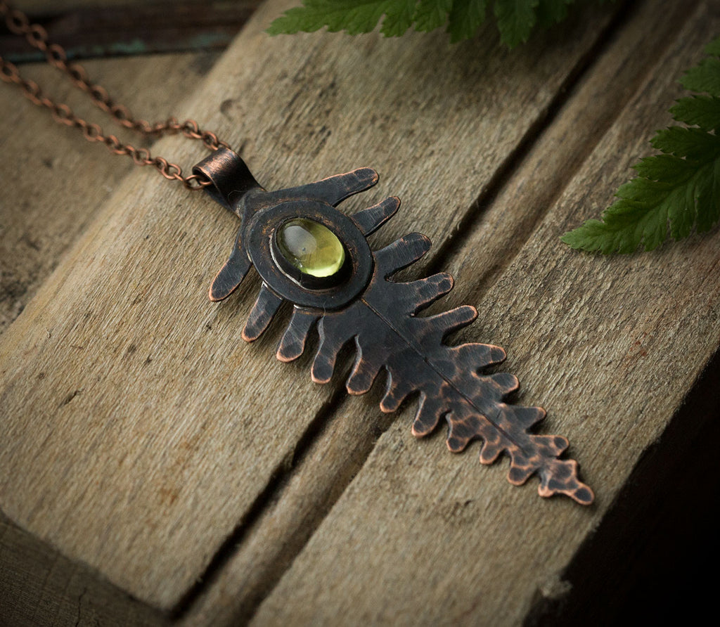 Wisiorek paproć z perydotem