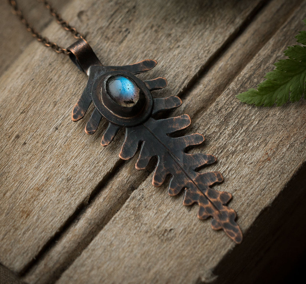 Wisiorek paproć z labradorytem